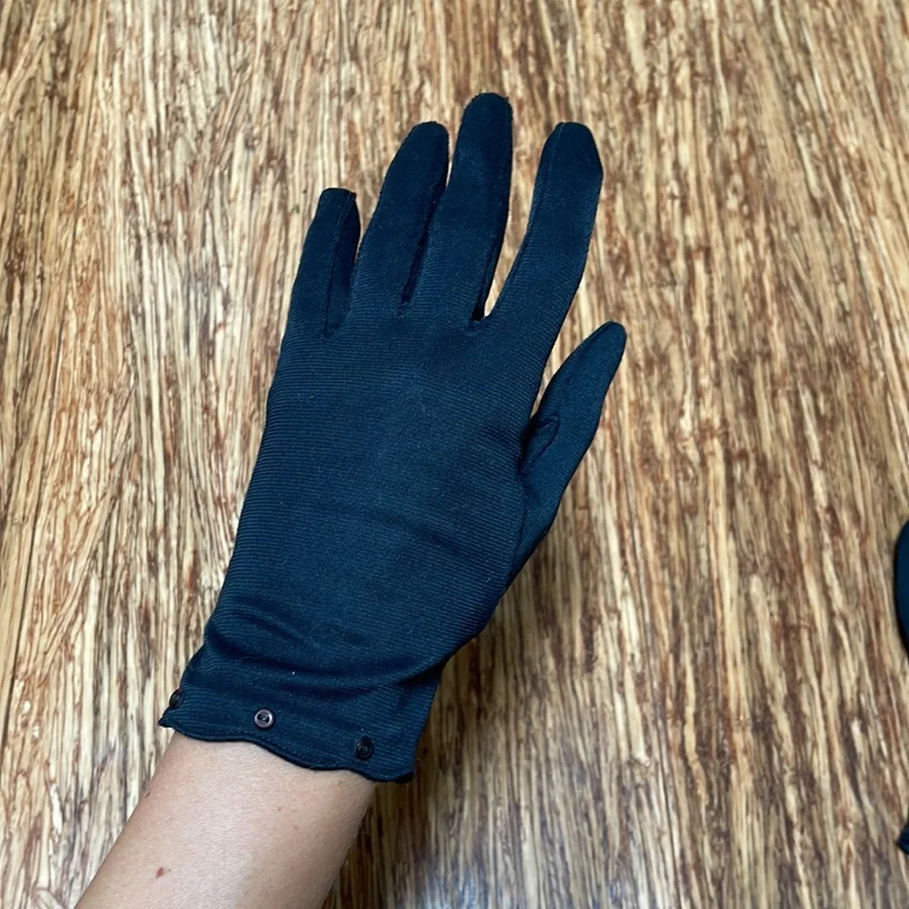 Vintage black wrist length scallop hem gloves